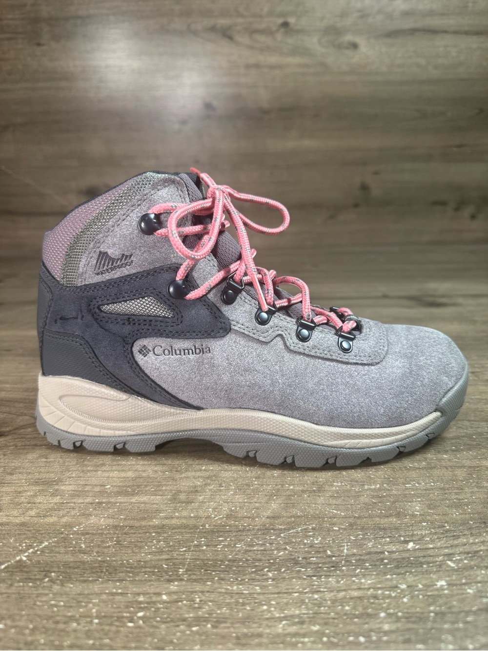 Columbia Newton Ridge Plus Waterproof Hiking Boots Womens 9 Wide Gray Pink